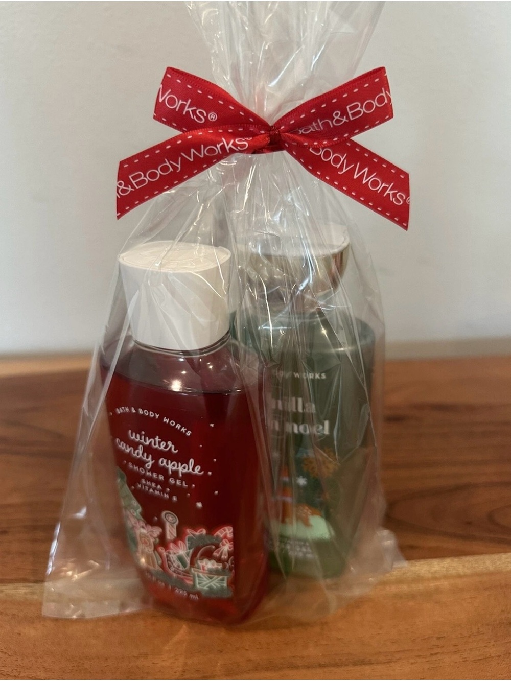 Bath & Body Works: Set of 2 Shower Gels: Vanilla Bean Noel & Winter Candy Apple